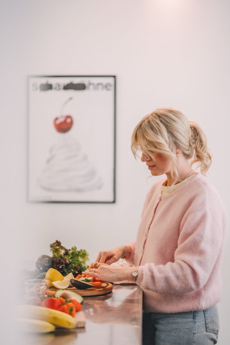 Kira bereitet in der Küche Essen vor